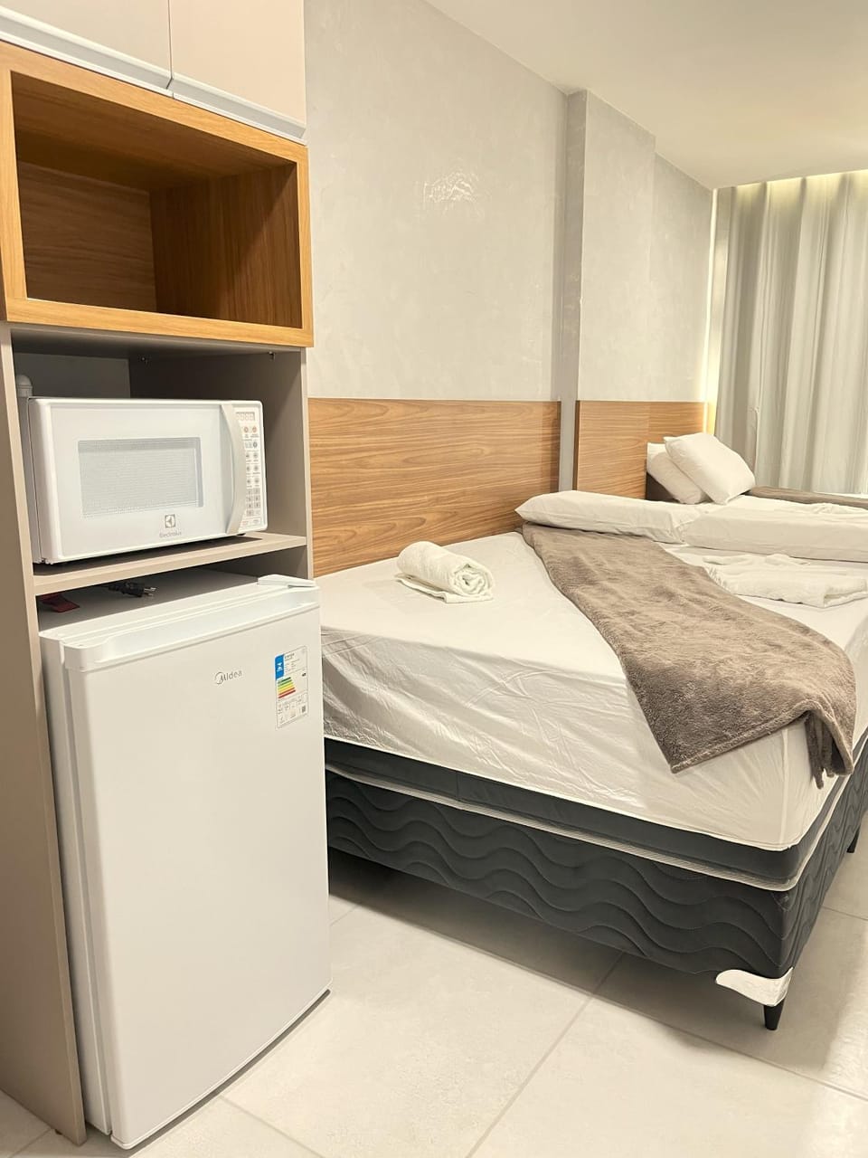 Bed, microwave, minibar