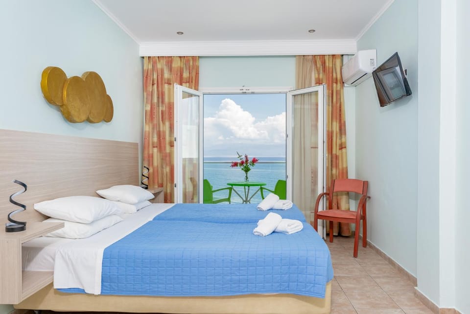 Photo of the whole room, Sea view