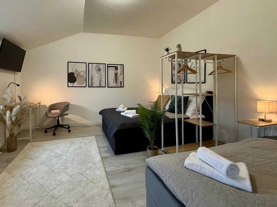 Bed, TV and multimedia, Living room, Photo of the whole room, Bedroom, towels