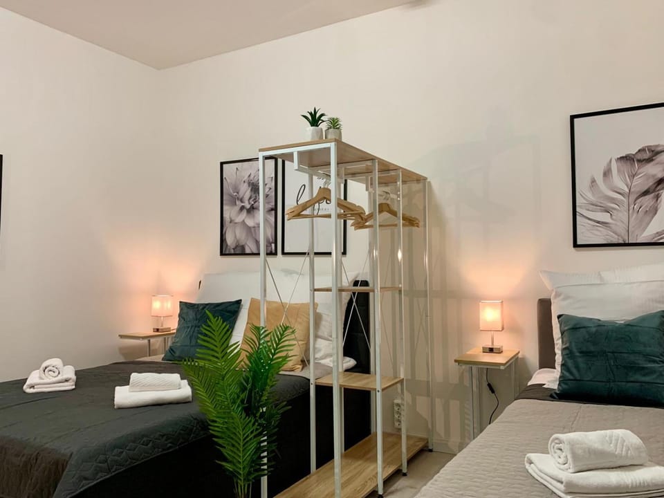 Bed, Living room, Photo of the whole room, Bedroom, towels