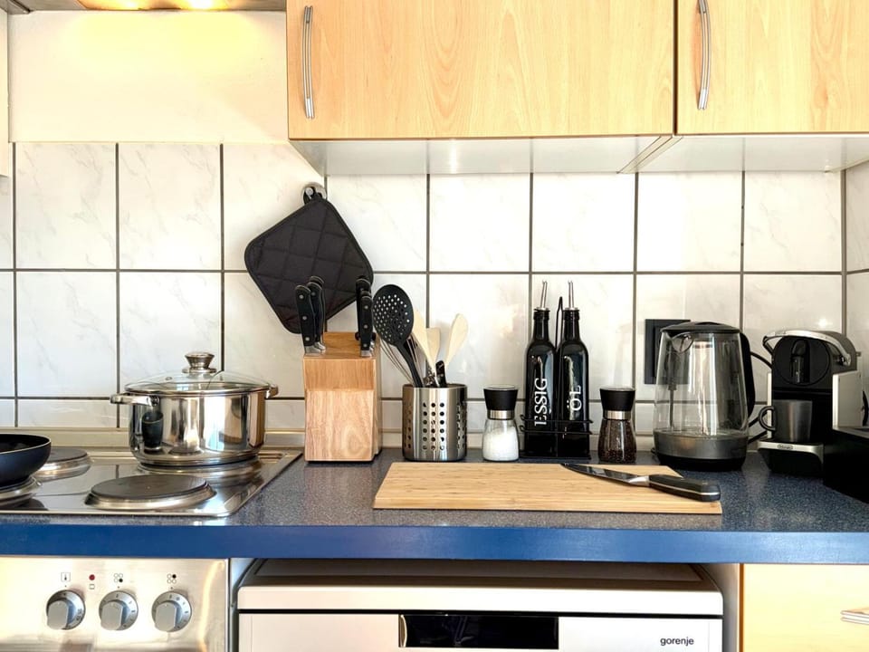 Coffee/tea facilities, Kitchen or kitchenette, dishwasher, stove, toaster