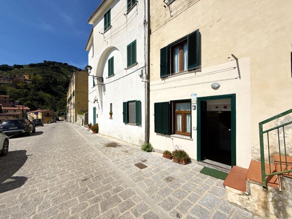 Property building, Facade/entrance, Street view, Quiet street view