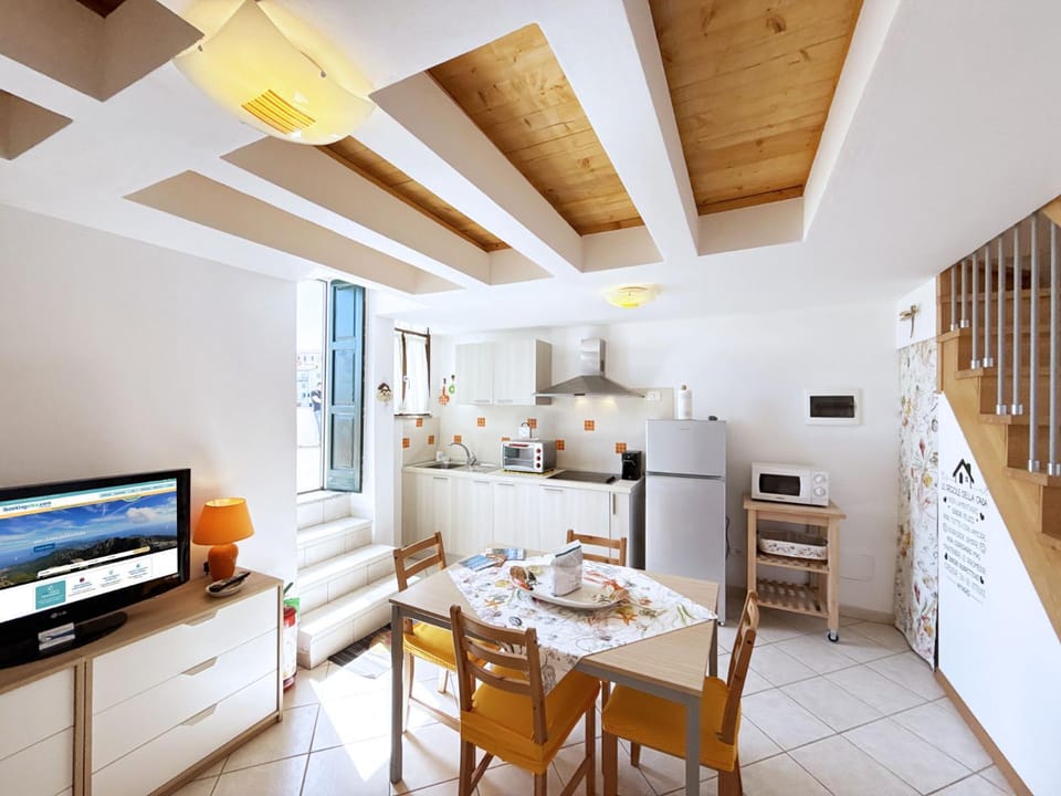 TV and multimedia, Kitchen or kitchenette, Living room, Seating area, Dining area