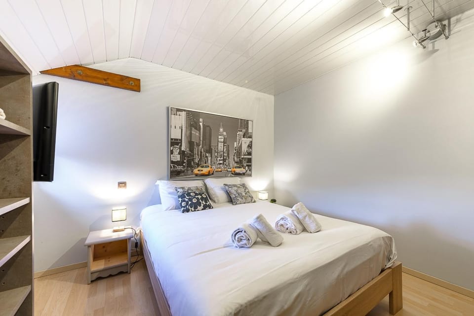 Photo of the whole room, Bedroom