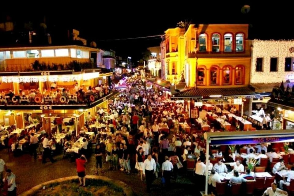 Property building, Restaurant/places to eat, People, Food and drinks, Banquet/Function facilities, Evening entertainment, City view, group of guests