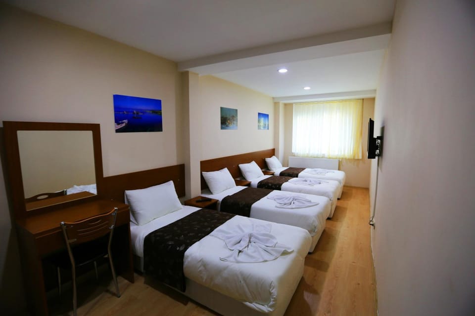 Bed, TV and multimedia, Photo of the whole room, Bedroom, towels