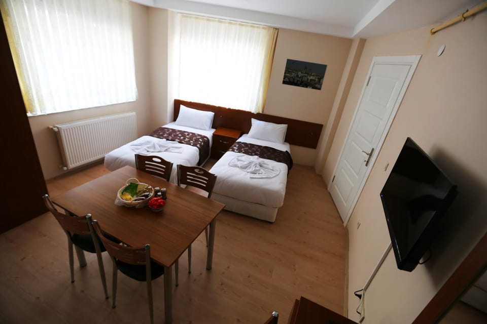 Bed, TV and multimedia, Kitchen or kitchenette, Living room, Photo of the whole room, Seating area, Dining area, Bedroom, towels