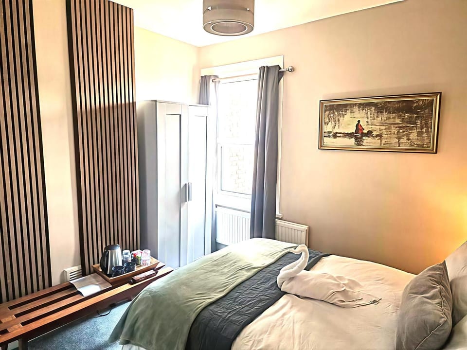 The Bean Apartment - double bedroom with private bathroom Bed and Breakfast in London