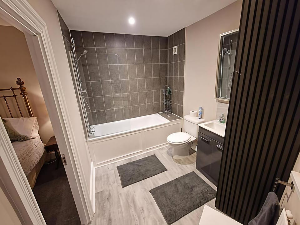 The Bean Apartment - double bedroom with private bathroom Bed and Breakfast in London