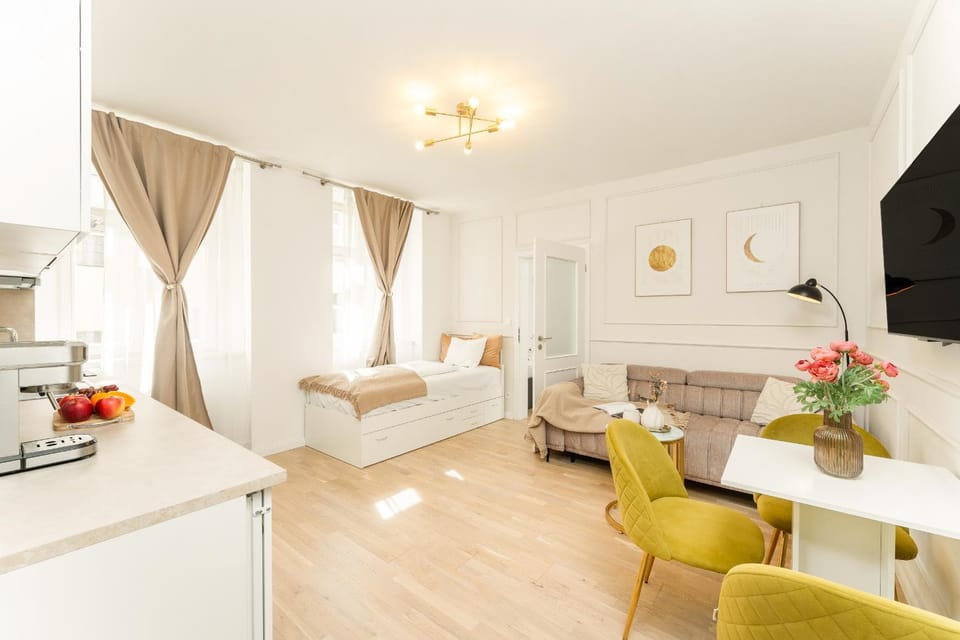 Bed, TV and multimedia, Kitchen or kitchenette, Living room, Photo of the whole room, Seating area
