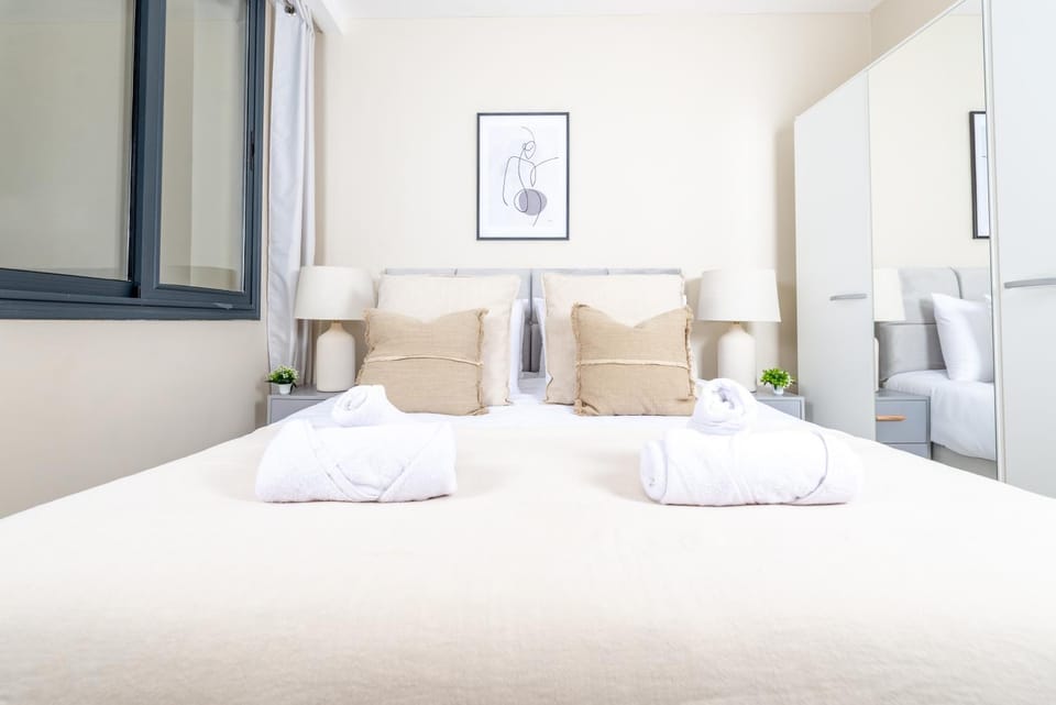 Photo of the whole room, Bedroom