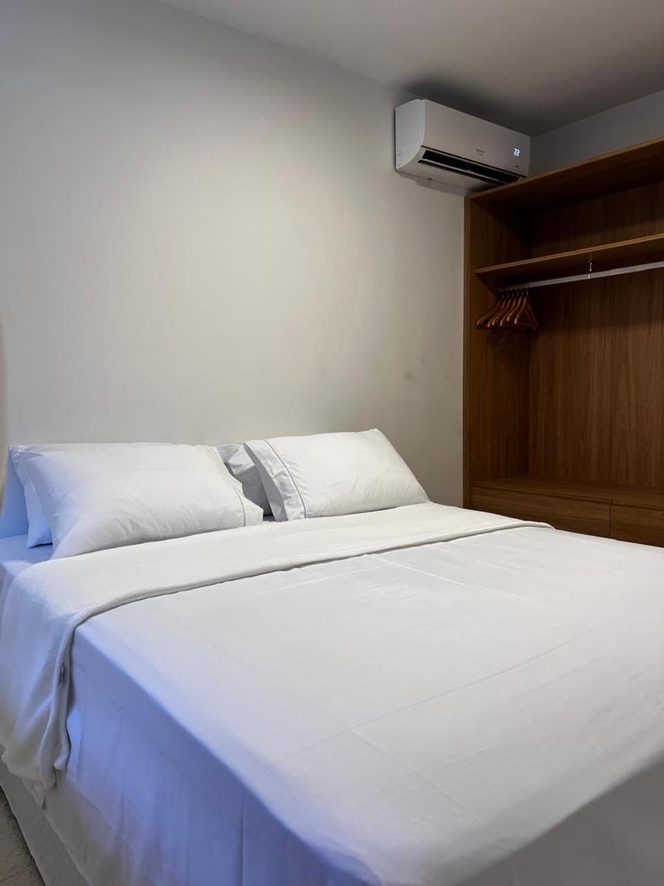 Bed, air conditioner