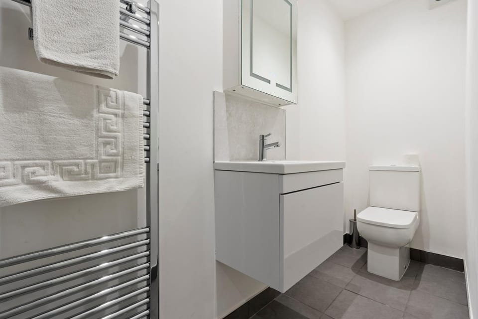 Toilet, Bathroom, towels