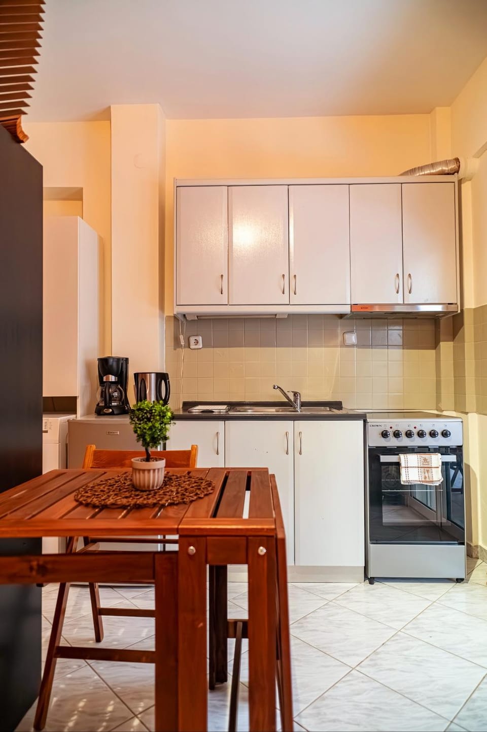 Coffee/tea facilities, Kitchen or kitchenette, Photo of the whole room, Decorative detail, Dining area, oven, pet friendly, stove