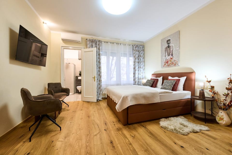 Bed, TV and multimedia, Seating area, Bedroom, air conditioner