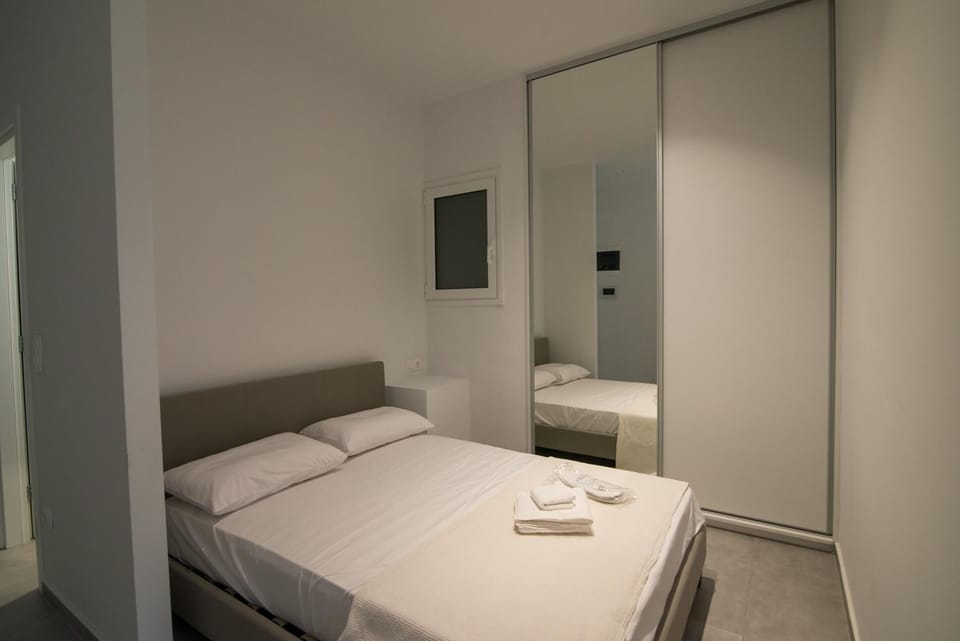 Bed, Bedroom, towels, wardrobe