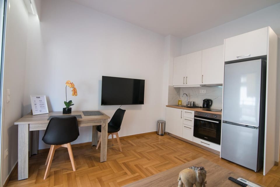 TV and multimedia, Kitchen or kitchenette, Dining area, oven, stove
