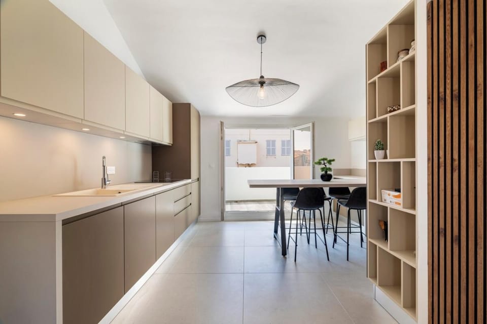 Kitchen or kitchenette, Dining area