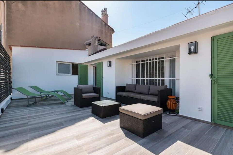 Property building, Patio, Balcony/Terrace