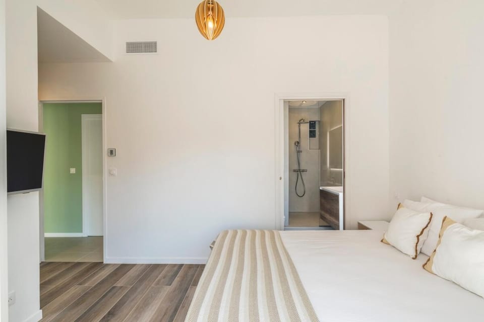TV and multimedia, Photo of the whole room, Bedroom