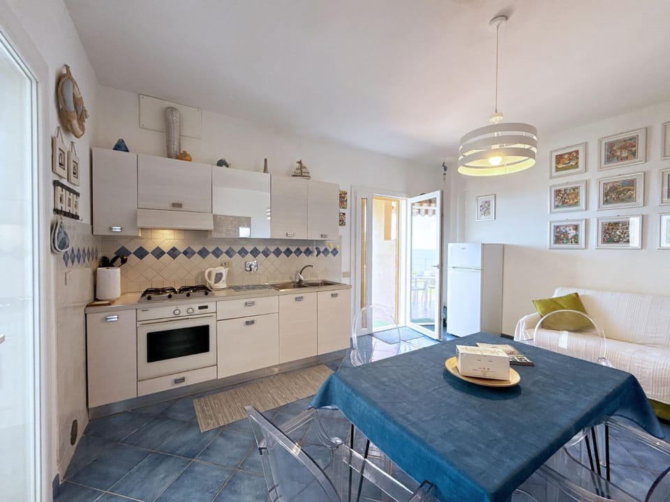 Kitchen or kitchenette, Living room, Seating area, Dining area