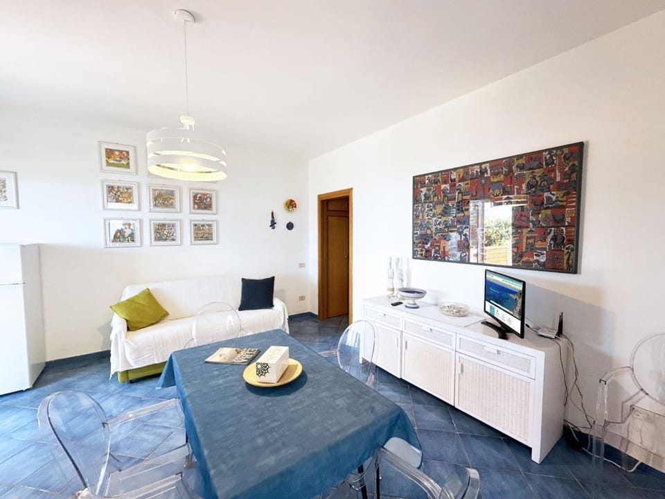 TV and multimedia, Living room, Seating area, Dining area