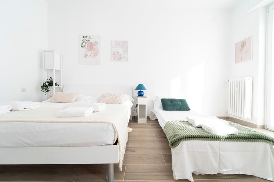 Photo of the whole room, Bedroom, towels