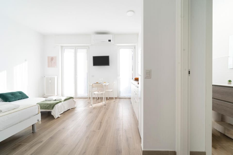 Bed, TV and multimedia, Living room, Seating area, Bedroom, towels