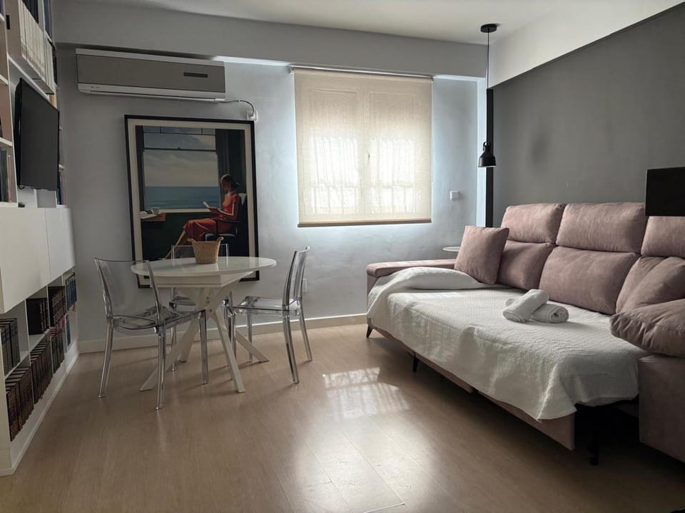 Bed, Photo of the whole room, Seating area