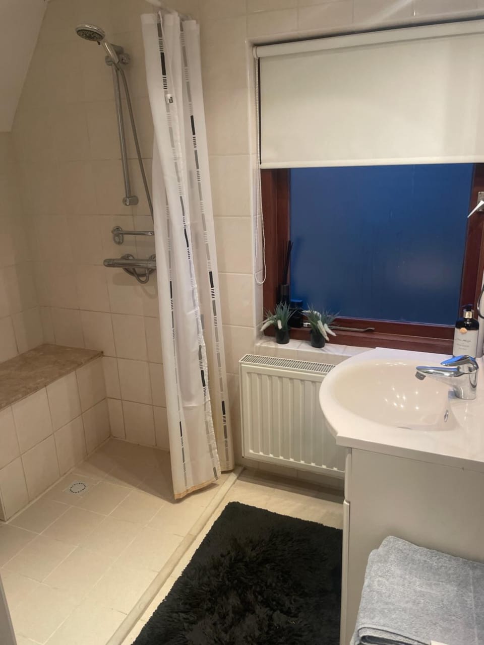 Shower, Bathroom, towels