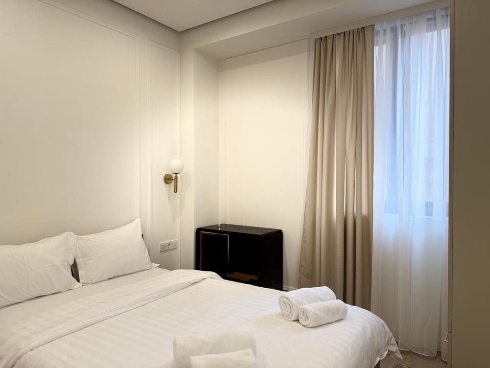 Bed, Photo of the whole room, Bedroom, towels