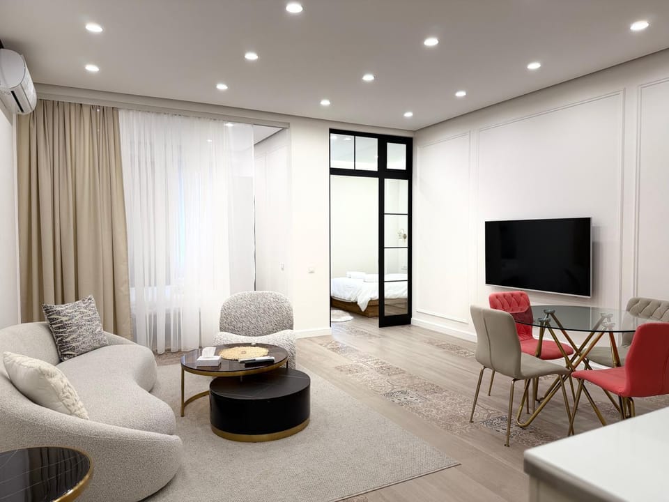 TV and multimedia, Living room, Seating area, Evening entertainment