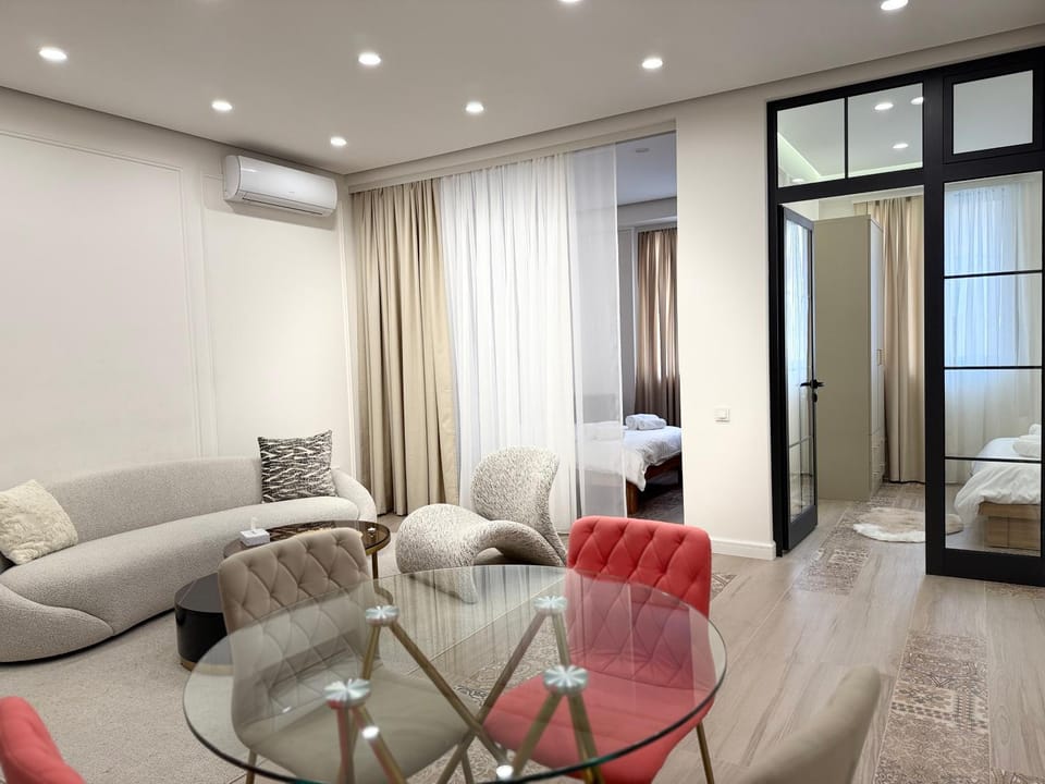 Bed, TV and multimedia, Living room, Photo of the whole room, Seating area, Bedroom, air conditioner
