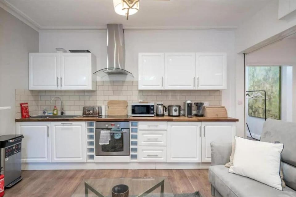 Coffee/tea facilities, Kitchen or kitchenette, dishwasher, oven, toaster