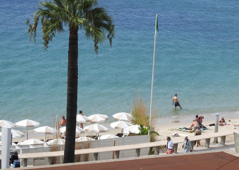 FACE MER TOUT CONFORT situation exceptionnelle Apartment in Antibes