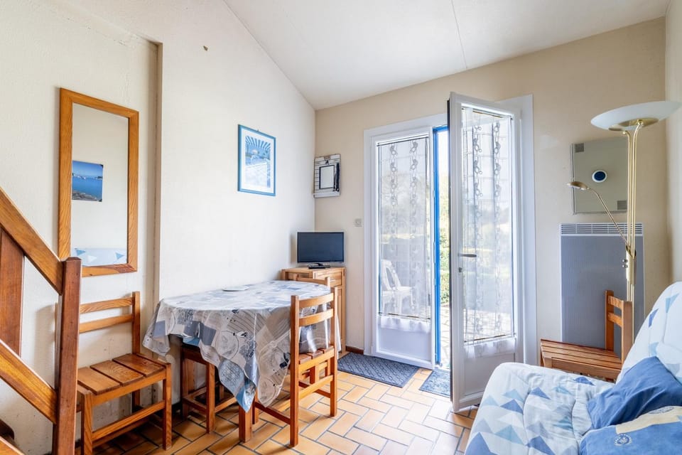 Property building, Living room, Bedroom