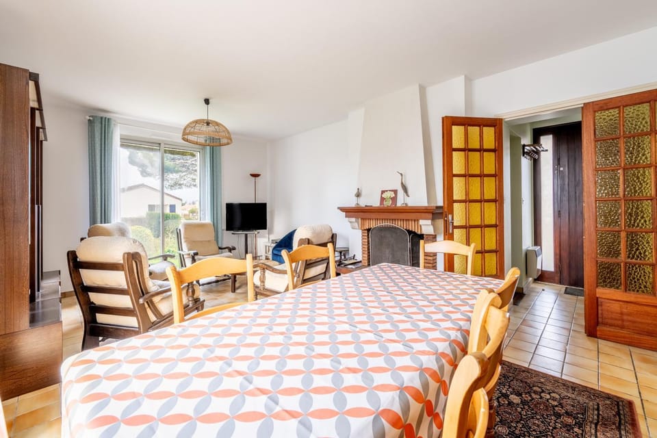 Property building, Living room, Bedroom
