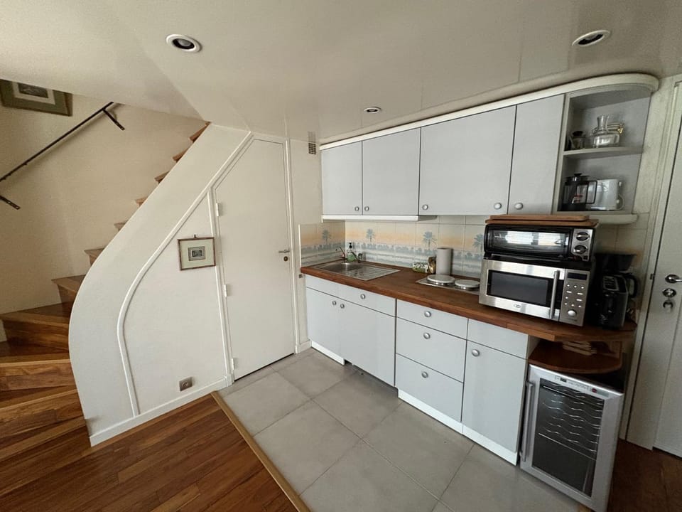 Coffee/tea facilities, Kitchen or kitchenette, dishwasher, oven, stove, toaster