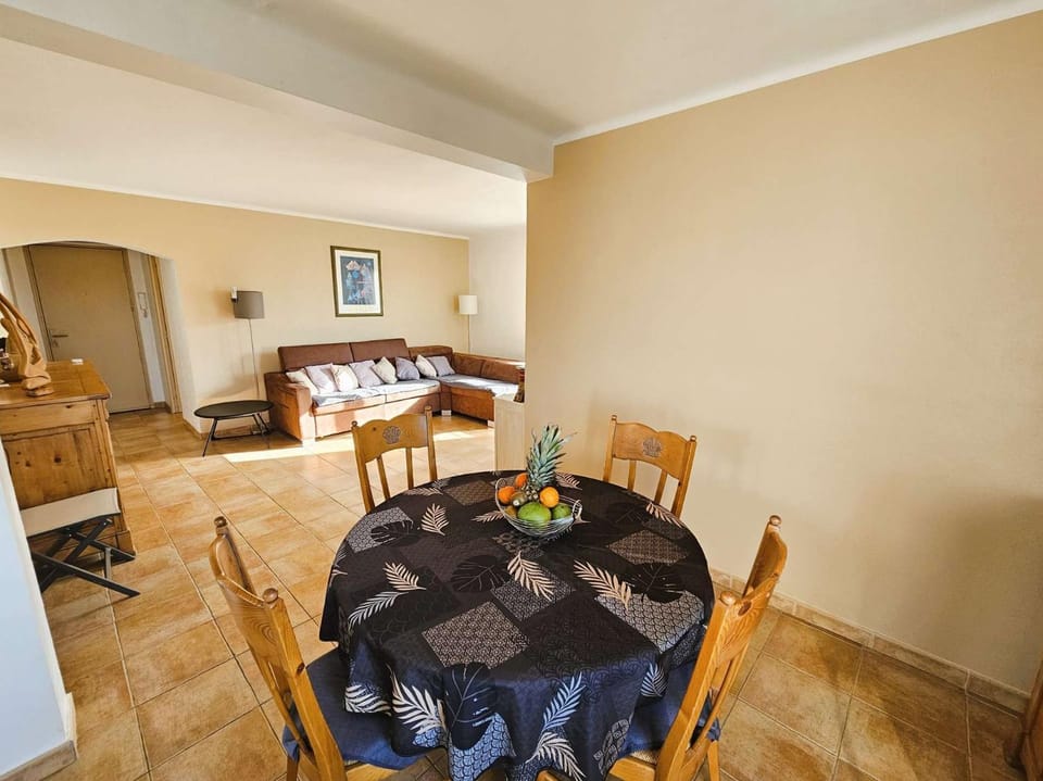 Bel appartement avec balcon à 300m de plage, climatisation, internet... Apartment in Sanary-sur-Mer
