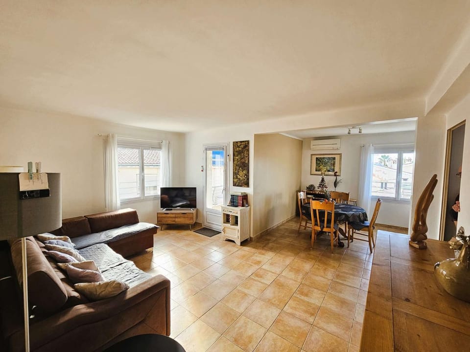 Bel appartement avec balcon à 300m de plage, climatisation, internet... Apartment in Sanary-sur-Mer