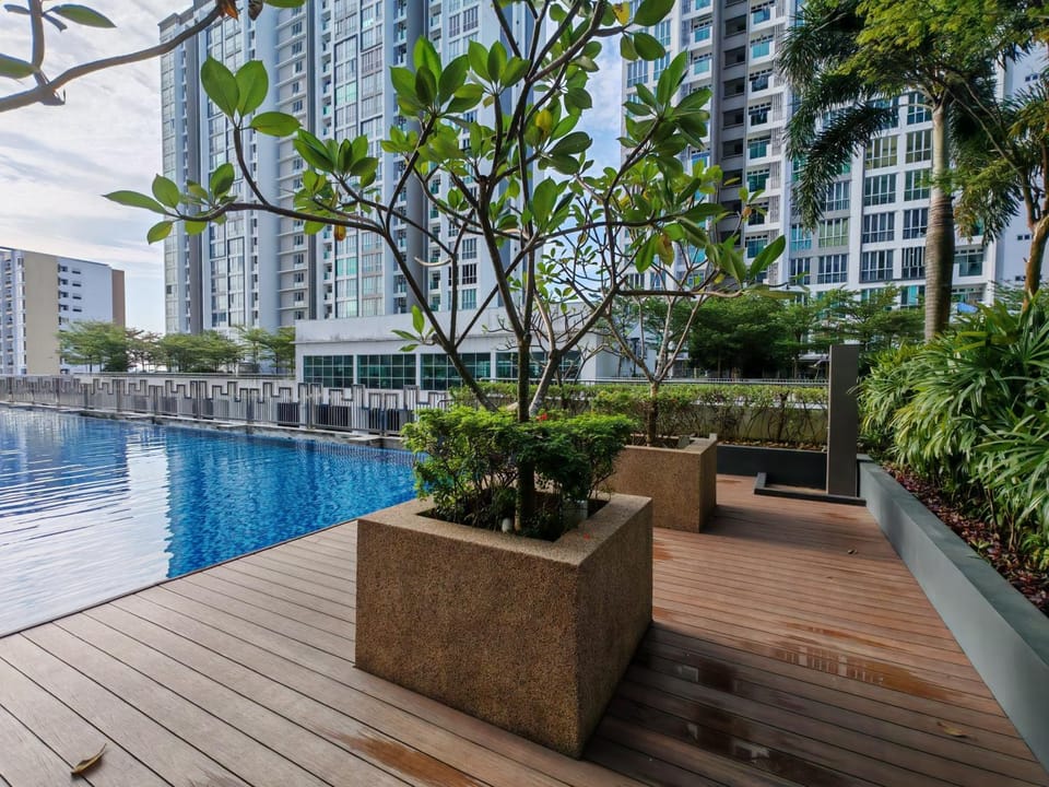 Near MMHE - 3 Bedrooms Homestay Meridin Bayvue Pasir Gudang Apartment in Johor