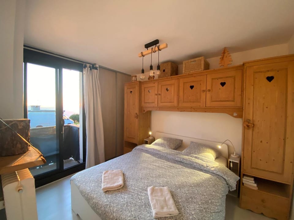 Bed, Photo of the whole room, Bedroom, wardrobe