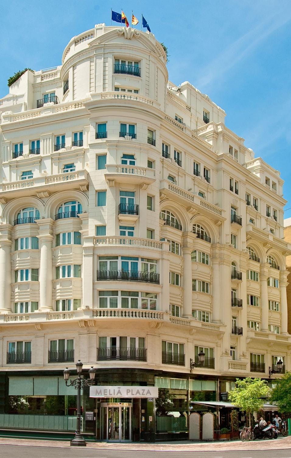 Restaurant/places to eat, Facade/entrance, People, Balcony/Terrace, Dining area