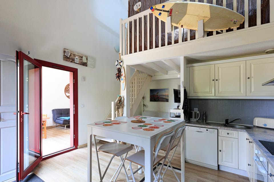 Property building, Kitchen or kitchenette, Living room