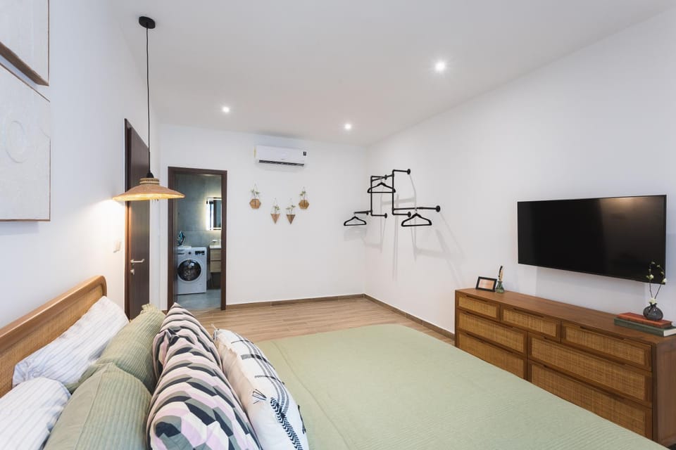 Bed, TV and multimedia, Photo of the whole room, Bedroom, air conditioner