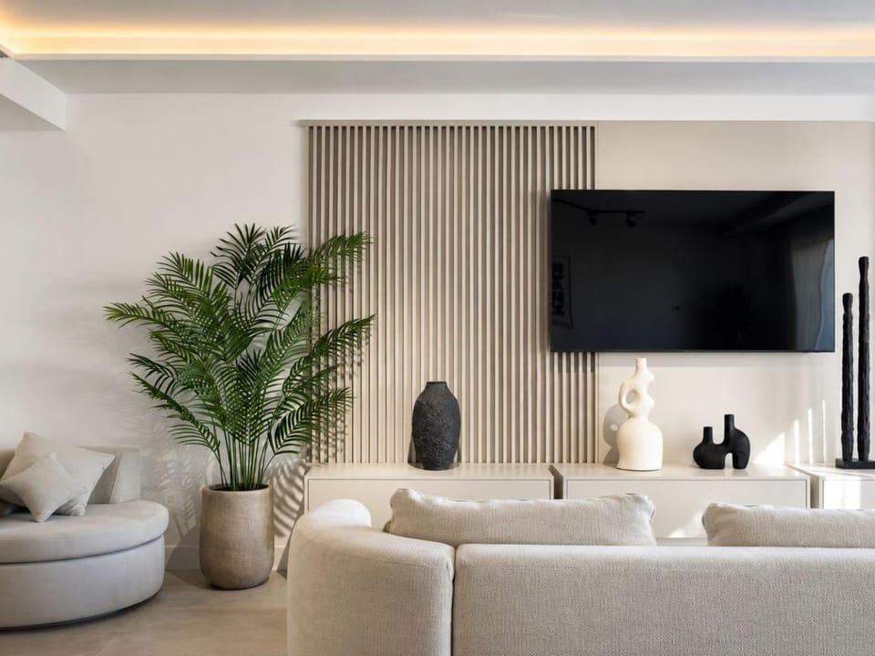 TV and multimedia, Living room, Seating area, Evening entertainment