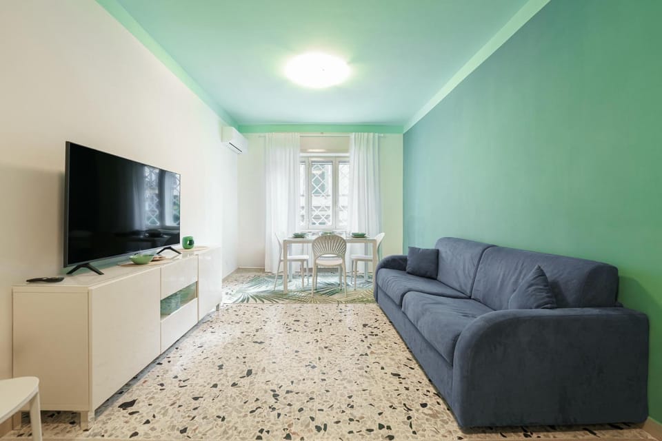 TV and multimedia, Living room, Seating area, Evening entertainment
