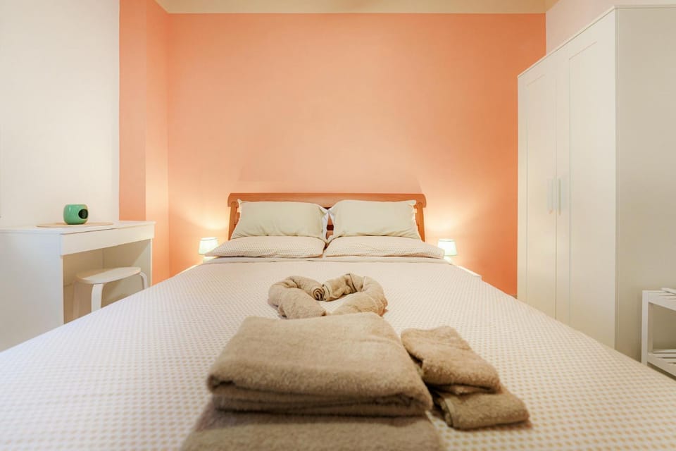 Bed, Photo of the whole room, Bedroom, towels
