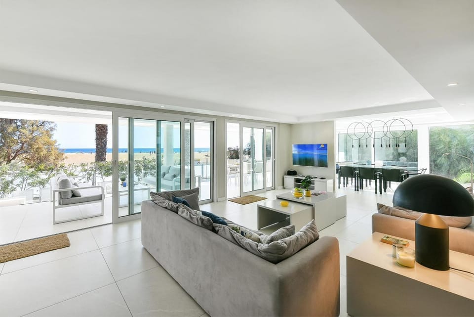 Communal lounge/ TV room, TV and multimedia, Seating area, Dining area