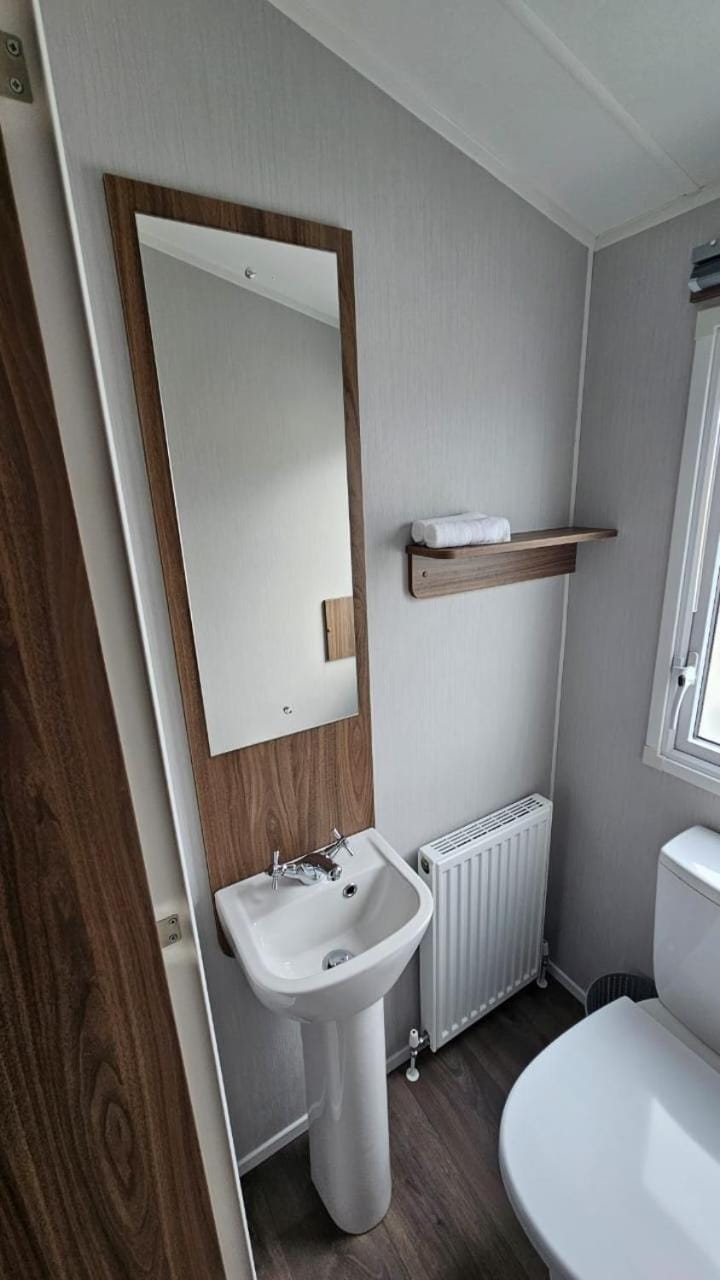 Kent Coast Haven sleeps 6 to 8 Apartment in Allhallows